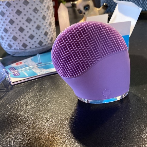 LIFE | Mini Silicon Facial Brush - Picture 5 of 8